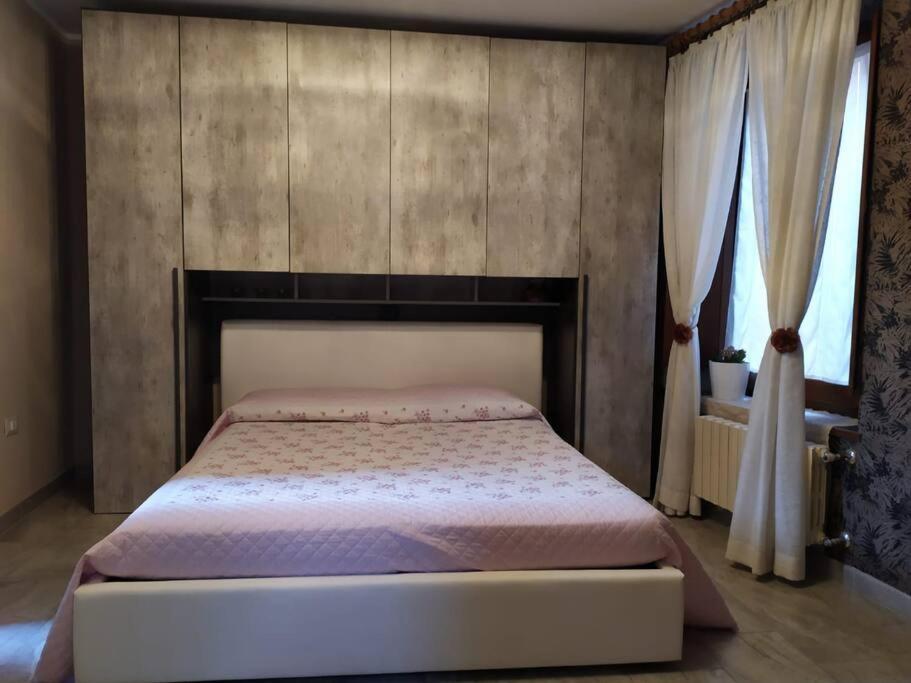 Appartamento Le Rondini Nel Centro Di إنترا المظهر الخارجي الصورة
